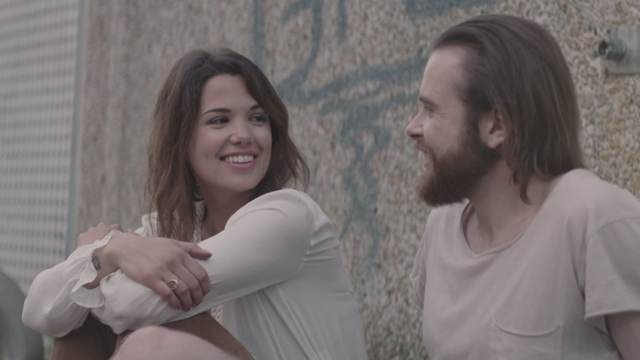 Clara Louise and a man sitting together in a scene from Sommer gerettet.