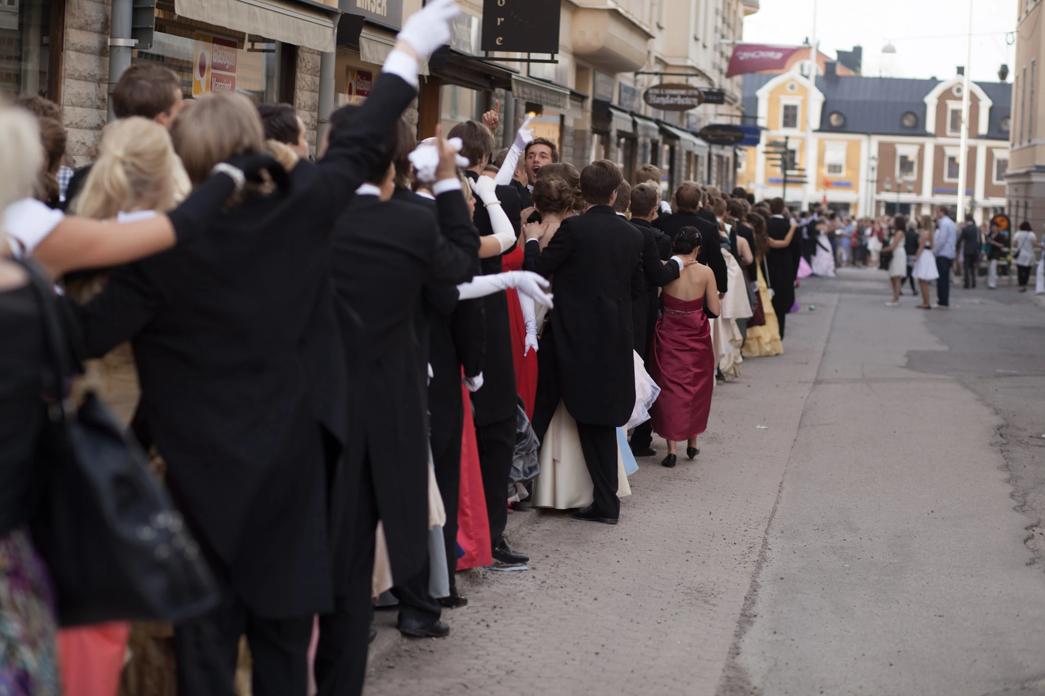 En lång rad balgäster sträcker sig över ett stadstorg.
